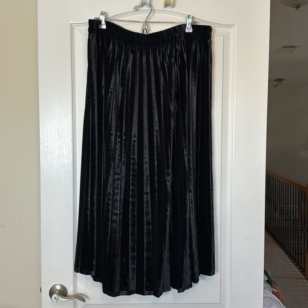 On 34th Pleated Maxi Velour / Velvet Skirt Black 2X